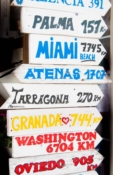 Dünyanın Üzerinde Ahşap Işaretler Yazılmış Bazı Şehirlerde Mesafelerde — Stok fotoğraf