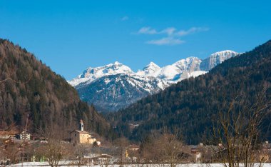 Panorama Rendena Vadisi ve karlı yüksek Dolomites dağlar