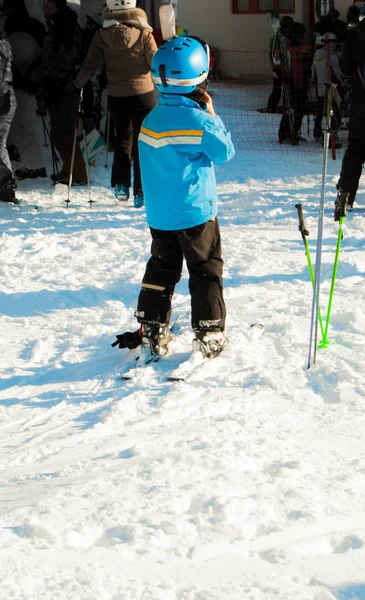 Giovane Sciatore Single Alla Fine Una Pista Innevata — Foto Stock