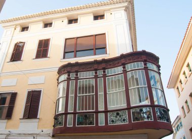 Menorca adanın başkenti eğri ve kapalı balkonlu belirli evi