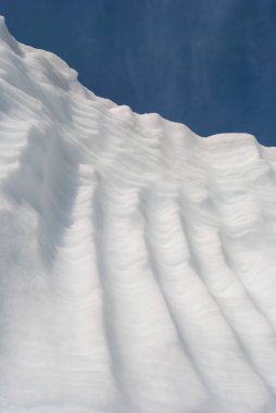 Kar mavi gökyüzü ile gerçekten büyük parçaları