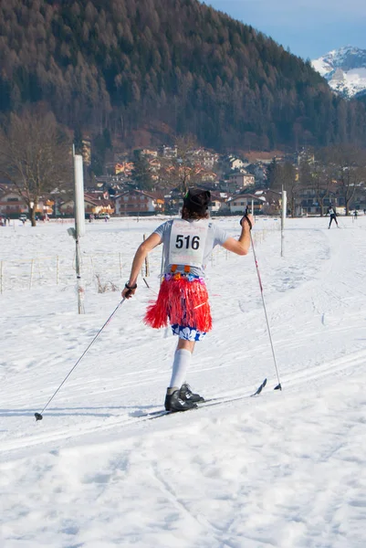 Sciatore Con Gonna Costume Bagno Numero Gara Durante Una Gara — Foto Stock