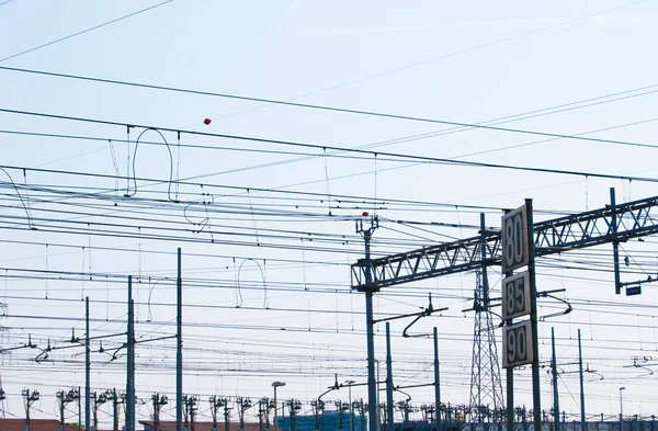 Elektrik kabloları ve küçük bir istasyonu trenler pilonlar