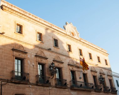 Tarihi bina günbatımı küçük Balear adaya aydınlatılmış