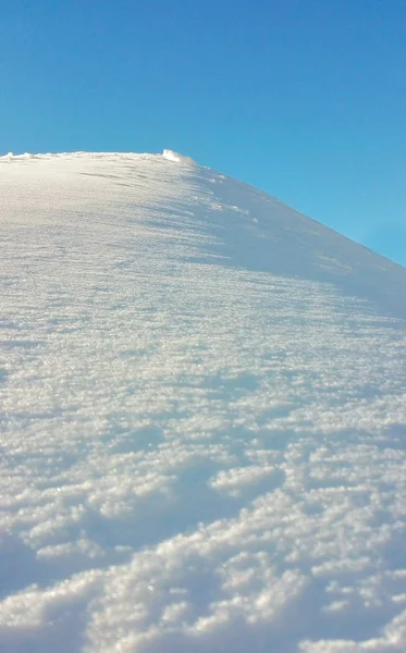 Cima Una Montagna Completamente Coperta Neve Cielo Azzurro Foto Stock