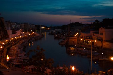 Küçük bir balıkçı köyü, Menorca İspanyol Adası Limanı