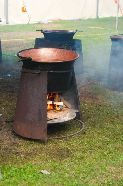 Yaşam bakır kazanı alev polenta pişirme eski bir yöntemi