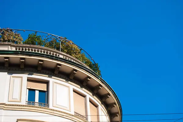 Construção Urbana Semicircular Com Terraço Topo Céu Azul Claro — Fotografia de Stock