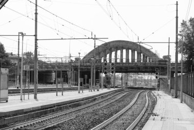 Trafik ışığı ve beton köprü ile küçük bir İstasyonu Tren rayları