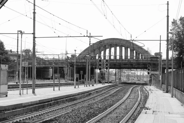 信号およびコンクリート橋と小さな駅の鉄道トラック — ストック写真