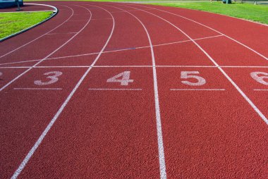 Atletizm yüzük kırmızı halı üzerinde beyaz şerit