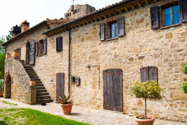 Bir çiftlik evi hinterland arasında Toskana ve Umbria tepelerinde arasında tipik kayalık duvarlı bir parçası