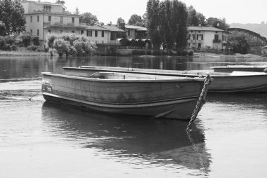 Nehir kıyısında ve bazı evlerin diğer tarafta tekne demirlemiş