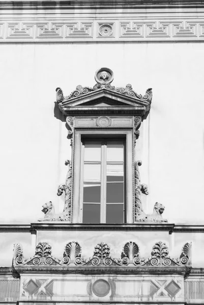 Єдине Вікно Історичній Будівлі Центрі Мілана — стокове фото