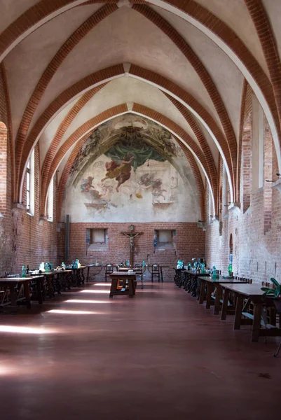 Kantin Tablolarla Milan Cistercian Manastırı Içinde Hazır — Stok fotoğraf