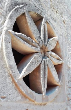 Geometrik çiçek süslemeleri bir duvar olarak temsil edilen evlerin iç mekan havalandırma