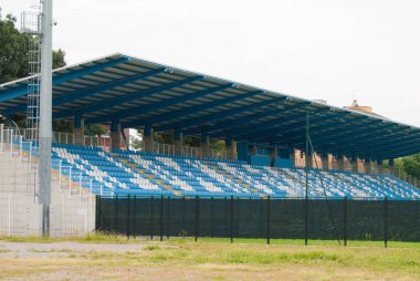 Bir tribün düzenlenmiş ışık mavi ve plastik koltuk