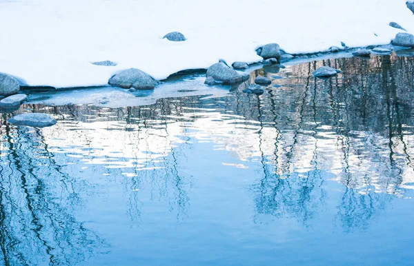 Снежные Солнечные Горы Отражаются Озере Волнистой Водой — стоковое фото