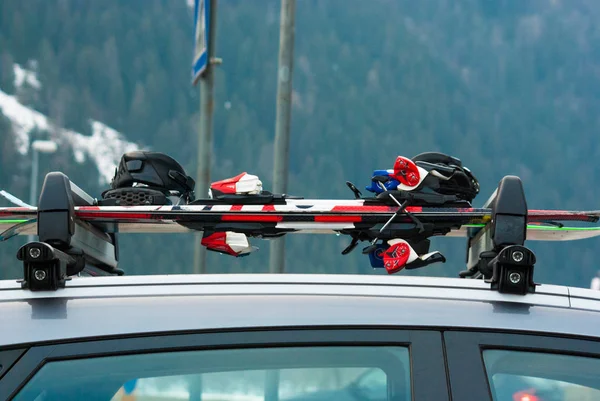 Δύο Ζευγάρια Σκι Και Μια Snowboard Στην Οροφή Του Αυτοκινήτου — Φωτογραφία Αρχείου