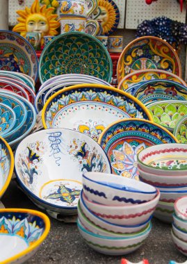 Renkli seramik bir Hatıra Eşyası mağaza dışında gösterdi