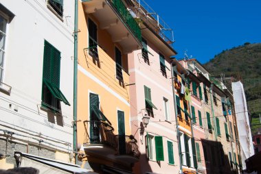 Güneşli bir günde tipik evleri ile ana kare görünümü