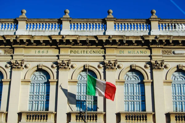Frente do edifício da Universidade Politécnica de Milão com f italiano — Fotografia de Stock