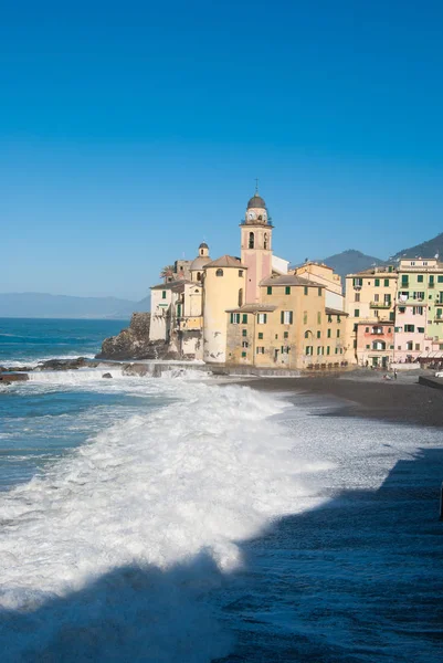 Pláž Camogli pod mořské vlny — Stock fotografie