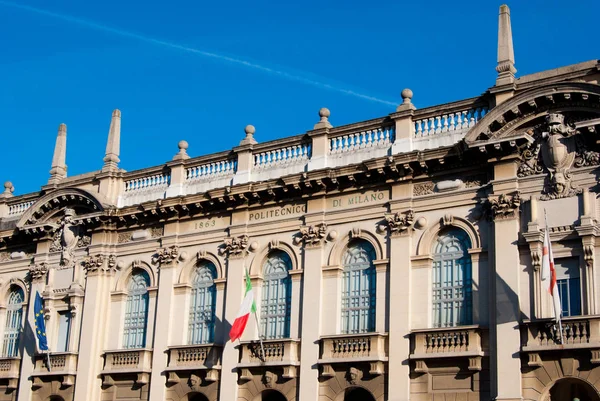 O edifício da Universidade Politécnica de Milão em um belo dia — Fotografia de Stock