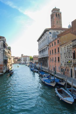 Venedik canal şehirde birçok tekne
