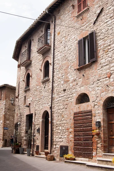 Narrow street with houses with exposed bricks — Stock Photo, Image