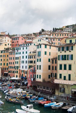 Camogli liman birçok tekne ve renkli evleri ile