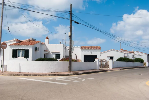 Casas brancas de uma pequena aldeia da ilha de Minorca — Fotografia de Stock