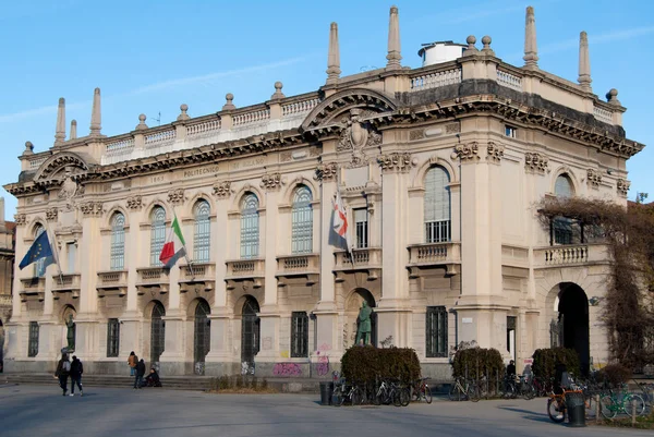 Politeknik Üniversitesi yapı ile kare