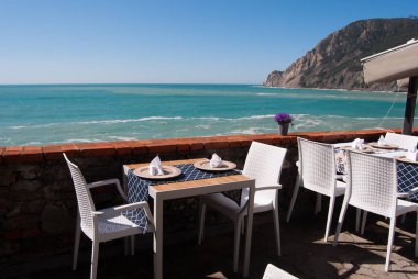 Monterosso v 'de bir restoranın panoramik terasında yer alan Masa