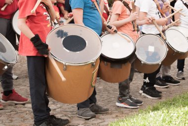 Genç erkek grup sokakta davul oynarken pratik