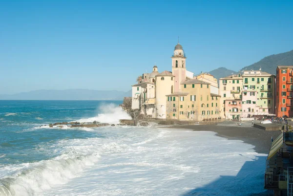 Kostel Camogli v den s mořskou bouří, která zaplaví pláž — Stock fotografie