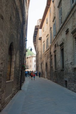 Gubbio şehrinkarakteristik evleri ile bir sokak