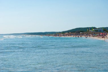 Minorca adasının kalabalık kum plajı