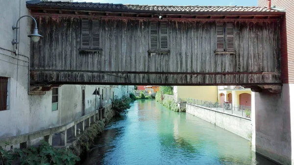 Velho corredor de madeira e coberto — Fotografia de Stock