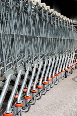Birçok metal alışveriş arabaları bir diğerinin önünde