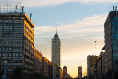 Milano merkez istasyonunun önünde büyük bir sokak