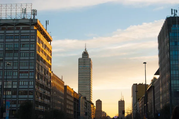 Milano merkez istasyonunun önünde büyük bir sokak