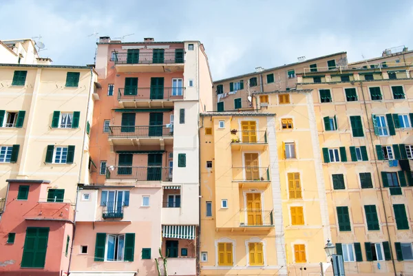 Einige bunte Häuser vom Strand von Camogli aus gesehen — Stockfoto