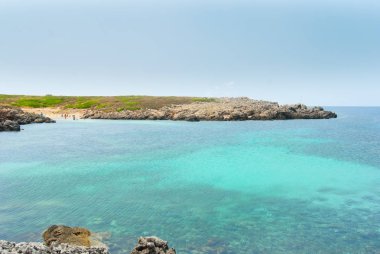 Minorca Cala de Cavalleria çevresindeki sahil şeridine genel bakış