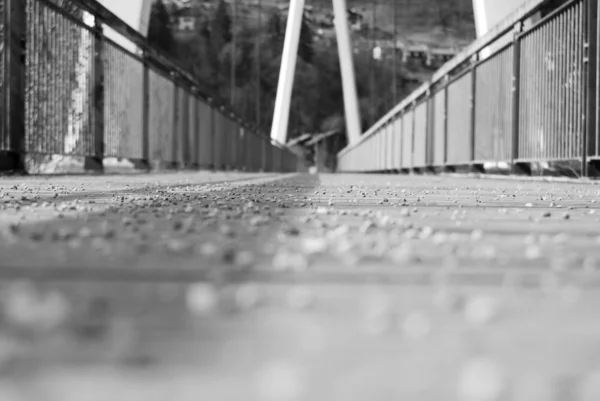 Современный деревянный пешеходный мост, сфотографированный с земли — стоковое фото