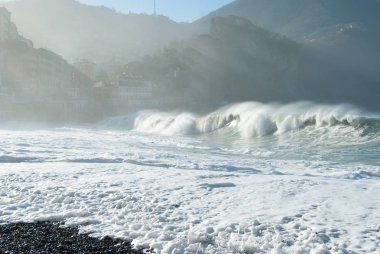 Yüksek deniz dalgaları ile güneşli bir günde Kamuflaj plaj