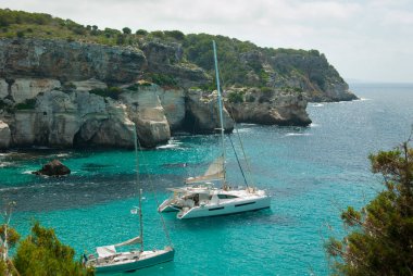 Minorca adasının küçük bir koyunda demirlemiş iki yelkenli