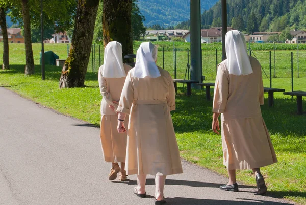 Asfalt yolda yürüyen üç rahibe — Stok fotoğraf