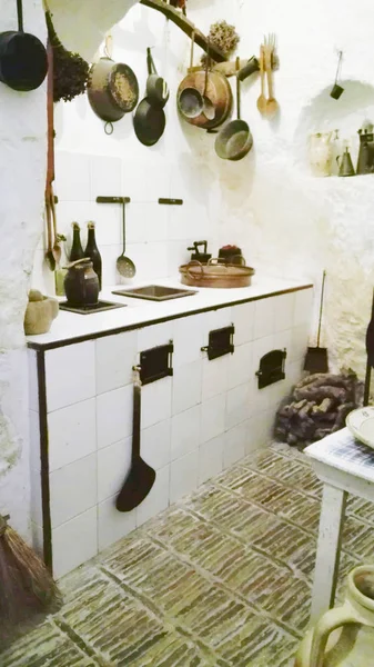Güneymatera eski bir evde antik ve kötü mutfağı 