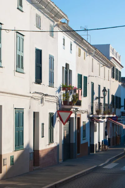 Uma pequena rua na cidade de El Mercadal da ilha de Minorca — Fotografia de Stock